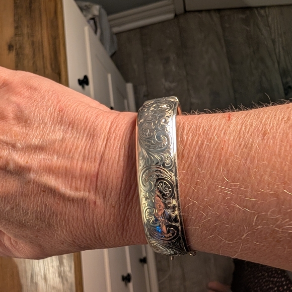 Vintage 1955, Chester JS Sterling Silver Hinged Cuff Bangle - Picture 5 of 6